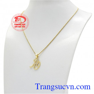Sản phẩm được thiết kế và chế tác theo công nghệ hiện đại, các chi tiết được làm tinh xảo. Bộ dây chữ AO gắn kim cương