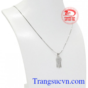 Theo văn hóa phương Tây, dreamcatcher hay còn gọi là lưới bắt giữ những giấc mơ mang đến những giấc mơ đẹp và xua đuổi ác mộng giúp người dùng giải tỏa căng thẳng và mệt mỏi.