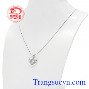 Khi đeo bộ mặt dây này nữ giới có thể thỏa sức phối với nhiểu kiểu trang phục, tự tin thể hiện cá tính.