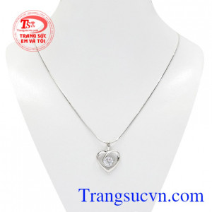 Bộ mặt dây nữ trái tim là sự kết hợp hoàn mỹ của mặt trái tim yêu thương và dây chuyền vàng trắng nhập khẩu chất lượng.
