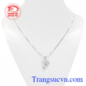 Bộ mặt dây vàng trắng cá heo là sự kết hợp của mặt dây cá heo dễ thương và dây chuyền vàng trắng chất lượng.