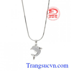 Do đó, trang sức cá heo là món quà tuyệt vời để dành tặng người thân và bạn bè như một lời chúc ấm áp, niềm vui và hạnh phúc.