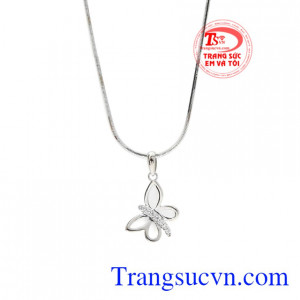 Bộ mặt dây vàng trắng hồ điệp món quà mang may mắn đến cho người đeo.