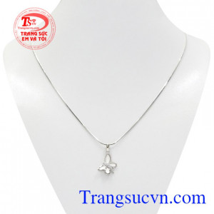 Bộ mặt dây vàng trắng hồ điệp mang đến vẻ trang nhã và duyên dáng cho nữ giới.