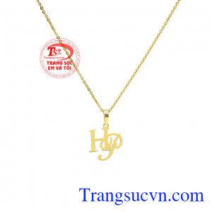 Sản phẩm chế tác từ vàng tây đảm bảo độ bền đẹp, sáng bóng. Bộ trang sức chữ HP đẹp