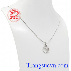 Bộ trang sức chữ tinh tế vàng trắng thanh lịch và trang nhã. 