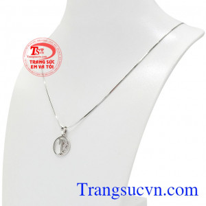 Sản phẩm mang phong cách nữ tính, phù hợp làm quà tặng cho phái đẹp. Bộ trang sức chữ tinh tế