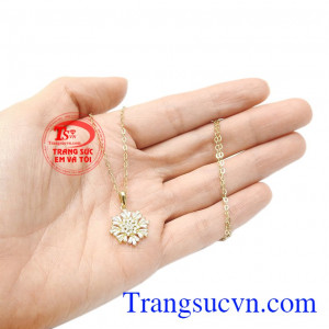 Bộ trang sức hoa tuyết diệu kỳ là món quà ý nghĩa dành tặng người phụ nữ của bạn.