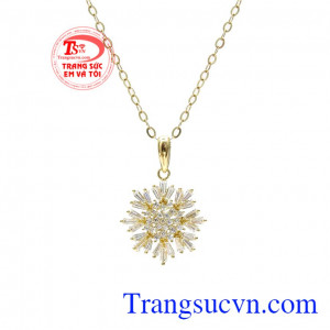 Với điểm nhấn là mặt dây bông tuyết gắn đá cz lấp lánh, tỏa sáng. Bộ trang sức hoa tuyết diệu kỳ