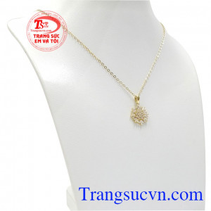 Chỉ với bộ trang sức phù hợp sẽ giúp bạn gái trở nên cuốn hút. Bộ trang sức hoa tuyết diệu kỳ