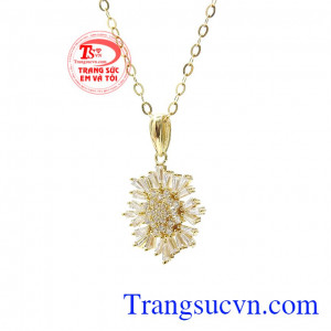 Sản phẩm được chế tác theo công nghệ hiện đại, bền đẹp. Bộ trang sức hoa tuyết diệu kỳ