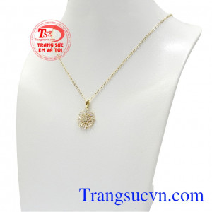 Bộ trang sức hoa tuyết diệu kỳ với kiểu dáng tinh tế, trang nhã và nữ tính.