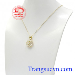 Bộ trang sức lấp lánh vàng tây mang tới cho bạn gái bộ sản phẩm tinh tế và hợp xu hướng.