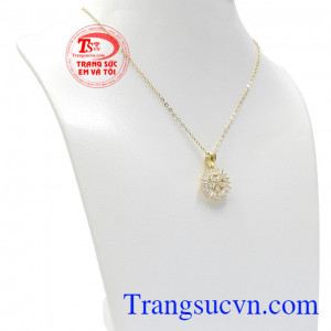 Những viên đá bắt sáng giúp sản phẩm càng trở nên cuốn hút hơn. Bộ trang sức lấp lánh vàng tây