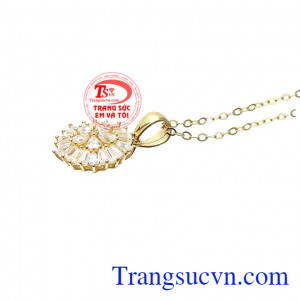 Đây chính là một gợi ý hay cho các cô nàng có phong cách ngọt ngào và nữ tính. Bộ trang sức lấp lánh vàng tây