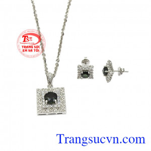 Trong phong thủy, đá sapphire là biểu tượng cho tình yêu, hôn nhân bền vững. Bộ trang sức sapphire ấn tượng