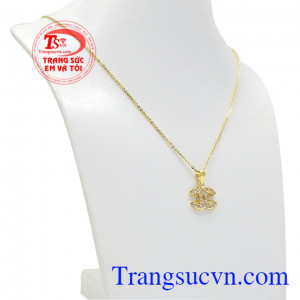 Bộ trang sức vàng ấn tượng mang tới nét trẻ trung và phong cách cho phái đẹp. 