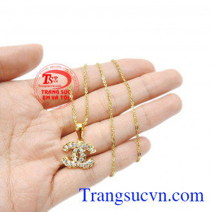 Sản phẩm chế tác từ vàng tây 10k bền đẹp, sáng bóng cùng các viên đá cz lấp lánh. Bộ trang sức vàng ấn tượng