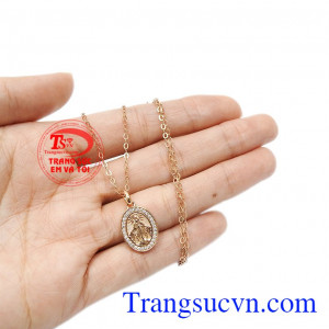 Dù bạn không phải tín đồ của Thiên Chúa cũng có thể lựa chọn bộ trang sức này để thay đổi phong cách. Bộ trang sức vàng hồng Đức mẹ đẹp