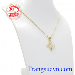 Bộ trang sức vàng yêu kiều được thiết kế với kiểu dáng nữ tính và cuốn hút.