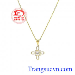 Bộ trang sức vàng yêu kiều chế tác từ vàng tây 10k bền đẹp.