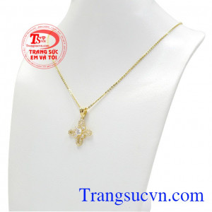 Từng chi tiết kết hợp với các viên đá như đang tỏa sáng giúp cho người đeo trở nên nổi bật. Bộ trang sức vàng yêu kiều