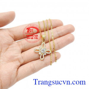 Sản phẩm phù hợp với nhiều kiểu trang phục. Bộ trang sức vàng yêu kiều