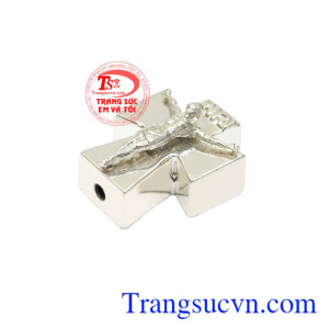 Charm bạc thánh giá Giêsu được chế tác tinh tế đẹp mắt.