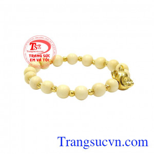 Các hạt dâu tằm được chế tác cách cẩn thận, đem tới cho các bé chiếc vòng tay bền đẹp. Chuỗi dâu tuổi tý đáng yêu