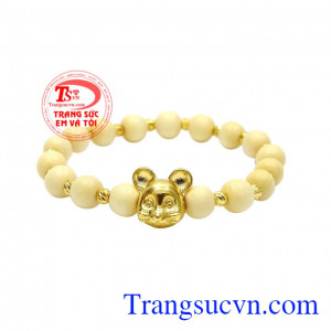Chuỗi dâu tuổi tý đáng yêu là món quà ý nghĩa để dành tặng cho các bé.