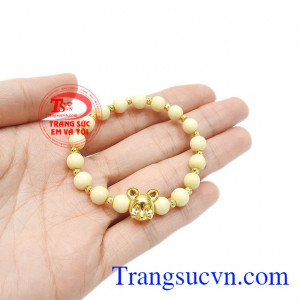 Chuỗi dâu tằm giúp xua đuổi tà ma, cản khí lạnh, giúp bé có giấc ngủ ngon và chữa bệnh khóc đêm.