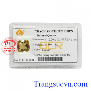 Đá thạch anh thiên nhiên được chạm khắc tỉ mỉ đường nét tinh tế tạo vẻ bắt mắt đến cho viên đá.