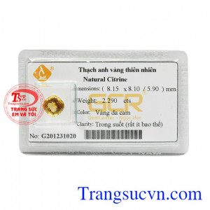 Đá thạch anh vàng an nhiên được chế tác độc đáo, đường cắt sắc nét tạo điểm thu hút cho viên đá.