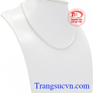 Dây chuyền bạc là sản phẩm được nhiều các bậc cha mẹ lựa chọn để đeo cho con mình.