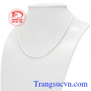 Dây chuyền được chế tác từ bạc 925 đảm bảo chất lượng, an toàn cho làn da của trẻ. Dây bạc trẻ em tinh tế
