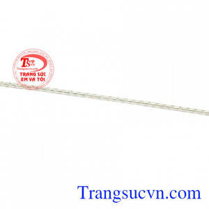 Bạc có tính kháng khuẩn và cản gió tốt, chính vì vậy mà các sản phẩm bạc luôn là lựa chọn hàng đầu để tặng các bé. Dây bạc trẻ em tinh tế
