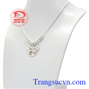 Thiết kế xinh xắn với mặt dây ngộ nghĩnh có thể khắc tên và ngày tháng sinh của bé. Dây chuyền bạc đáng yêu cho bé