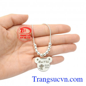 Dây chuyền cũng được chế tác bền đẹp, đảm bảo cho các con vui chơi thoải mái. Dây chuyền bạc đáng yêu cho bé