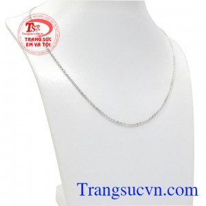 Dây chuyền bạc duyên dáng được chế tác từ bạc 92.5 với kiểu dáng xinh xắn, nữ tính. 