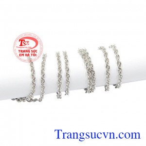 Dây chuyền bạc duyên dáng tô điểm cho bạn gái thêm xinh đẹp hơn. 