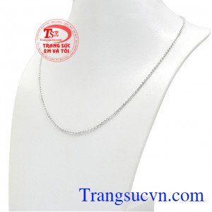 Thiết kế nổi bật với các đường nét phay sáng giúp chiếc dây chuyền trở nên ấn tượng. Dây chuyền bạc duyên dáng