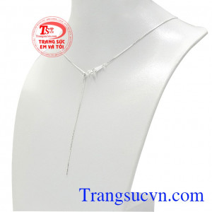 Thiết kế với kiểu dáng trẻ trung, độc đáo, bạn gái có thể đeo thành nhiều kiểu dáng để phù hợp với trang phục. Dây chuyền bạc nữ phá cách