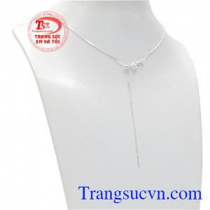 Dây chuyền bạc nữ phá cách với kiểu dáng nhỏ nhắn, thanh mảnh giúp tôn lên nét đẹp của phái nữ.