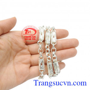 Dây chuyền bạc có tính kháng khuẩn và cản gió tốt, phù hợp làm quà tặng cho người thân và bạn bè. Dây chuyền bạc phong độ phái mạnh