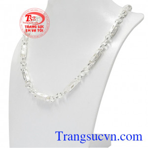 Thiết kế phá cách với các chi tiết được kết hợp hài hòa tạo nên chiếc dây chuyền bạc ấn tượng. Dây chuyền bạc phong độ phái mạnh