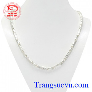 Dây chuyền nam bạc lịch lãm được chế tác đẹp mắt, sáng bóng.