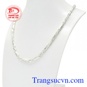 Không chỉ vậy đeo dây chuyền bạc sẽ giúp cản gió, bảo vệ sức khỏe cho nam giới.