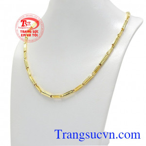 Không cần kết hợp với mặt dây cũng đủ để bạn trở nên nổi bật với chiếc dây chuyền này. Dây chuyền nam thời trang xu hướng