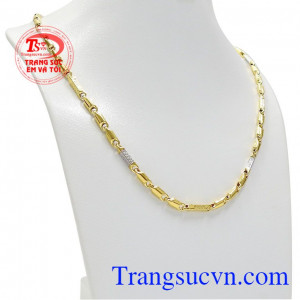 Dây chuyền phong độ phái mạnh với kiểu dáng hợp thời trang và cá tính. 