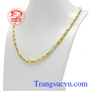 Kết hợp vàng trắng và vàng màu càng khiến cho chiếc dây chuyền thêm phần nổi bật và ấn tượng hơn. Dây chuyền phong độ phái mạnh